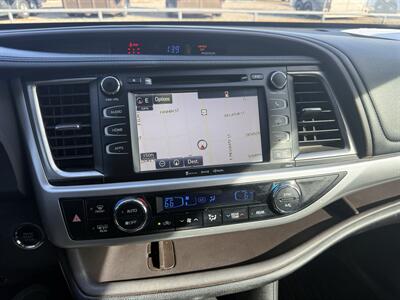 2017 Toyota Highlander XLE   - Photo 16 - Nocona, TX 76255