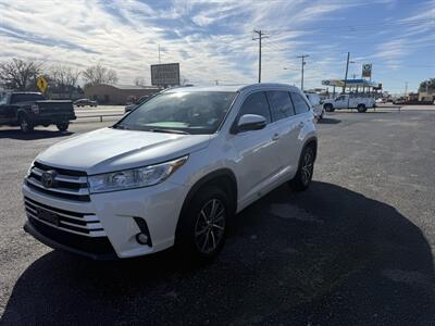 2017 Toyota Highlander XLE   - Photo 7 - Nocona, TX 76255