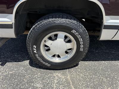 1997 Chevrolet Suburban C1500   - Photo 19 - Nocona, TX 76255