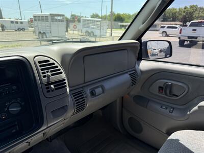 1997 Chevrolet Suburban C1500   - Photo 15 - Nocona, TX 76255