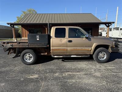 2001 Chevrolet Silverado 2500 LS 4WD   - Photo 2 - Nocona, TX 76255