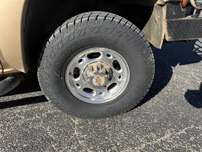 2001 Chevrolet Silverado 2500 LS 4WD   - Photo 18 - Nocona, TX 76255