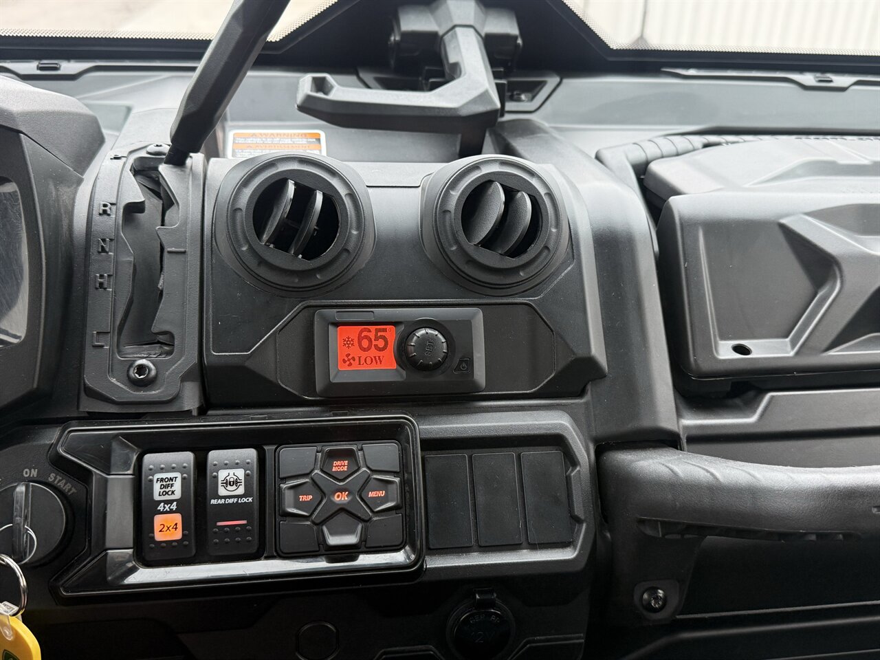 2024 Can-Am Defender MAX Limited HD10   - Photo 14 - Martin, TN 38237