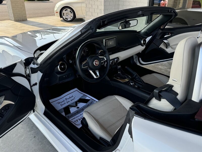 2019 FIAT 124 Spider Lusso   - Photo 2 - Martin, TN 38237