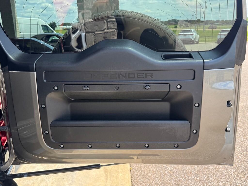 2023 Land Rover Defender X-Dynamic SE - Photo 38 - Martin, TN 38237