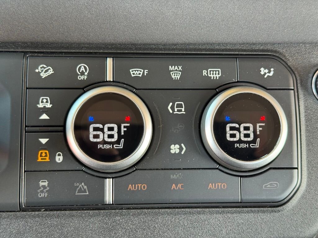 2023 Land Rover Defender X-Dynamic SE - Photo 27 - Martin, TN 38237