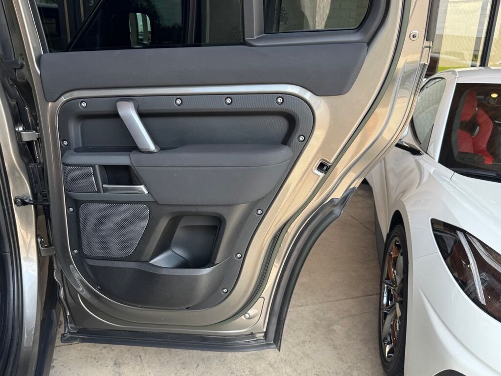 2023 Land Rover Defender X-Dynamic SE - Photo 41 - Martin, TN 38237