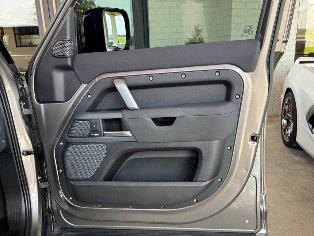 2023 Land Rover Defender X-Dynamic SE - Photo 44 - Martin, TN 38237
