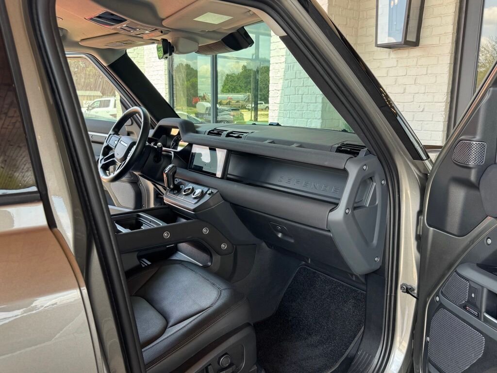 2023 Land Rover Defender X-Dynamic SE - Photo 42 - Martin, TN 38237