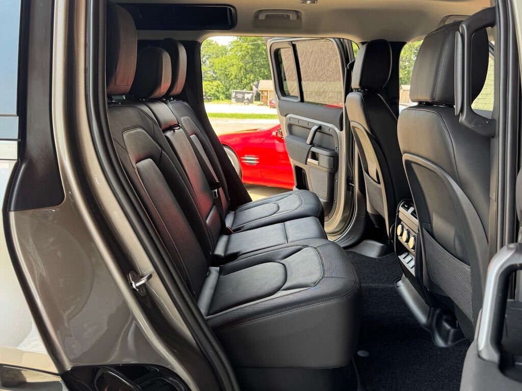 2023 Land Rover Defender X-Dynamic SE - Photo 40 - Martin, TN 38237