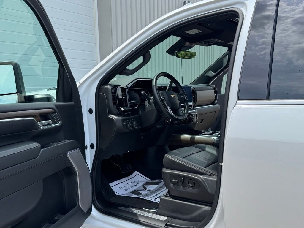 2024 Chevrolet Silverado 3500HD High Country 4X4   - Photo 24 - Martin, TN 38237