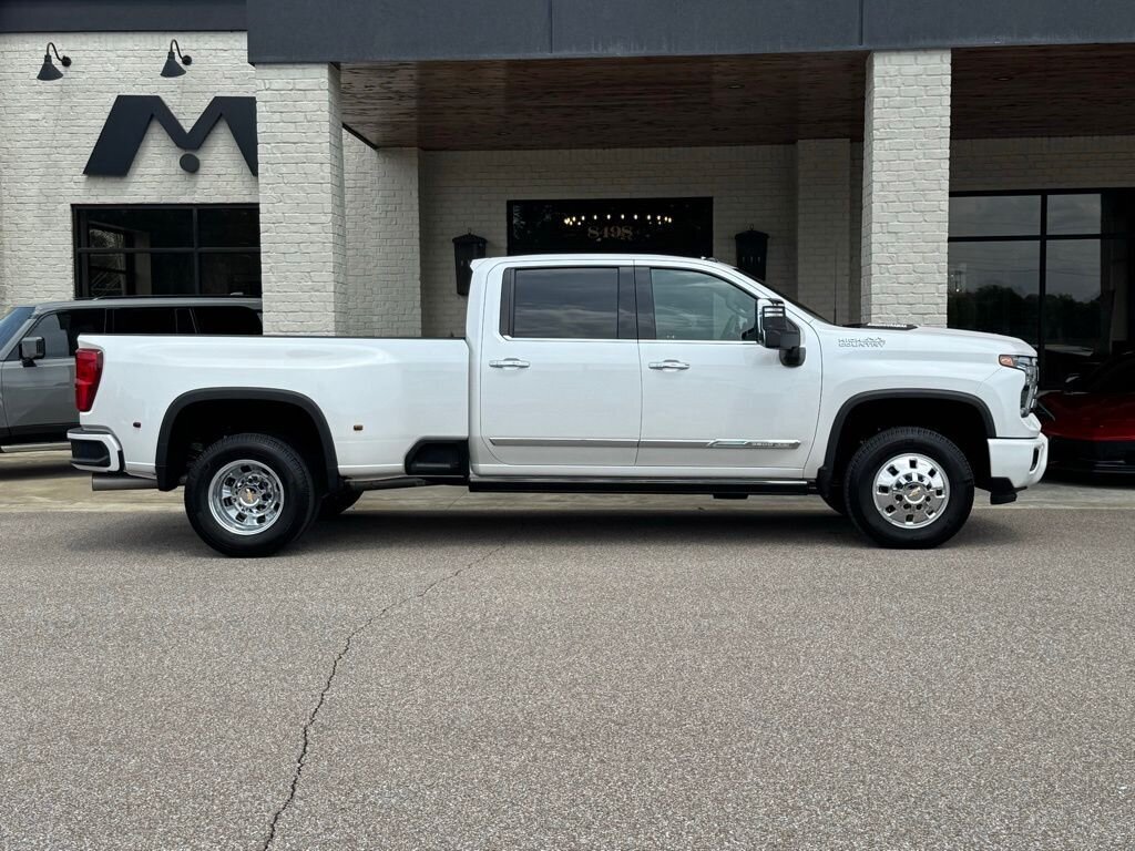 2024 Chevrolet Silverado 3500HD High Country 4X4   - Photo 17 - Martin, TN 38237