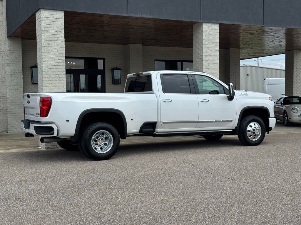 2024 Chevrolet Silverado 3500HD High Country 4X4   - Photo 15 - Martin, TN 38237