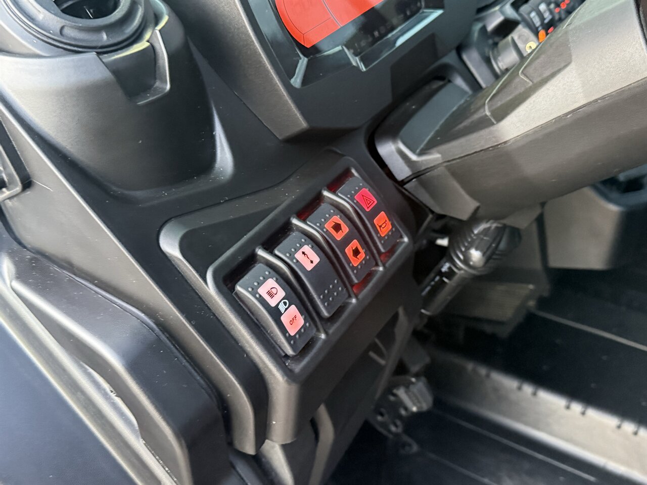 2025 Can-Am Defender MAX Limited HD10   - Photo 12 - Martin, TN 38237