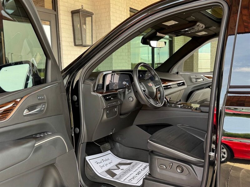 2023 Cadillac Escalade Premium Luxury   - Photo 2 - Martin, TN 38237