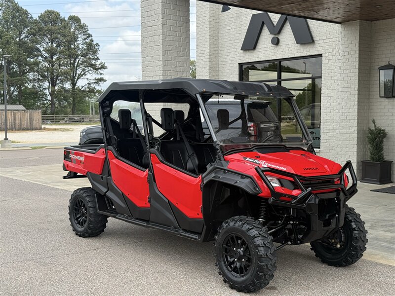 2023 Honda Pioneer 1000-6 Crew Deluxe   - Photo 1 - Martin, TN 38237