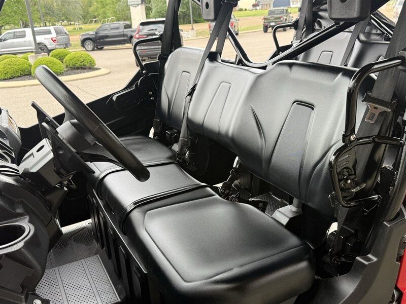 2023 Honda Pioneer 1000-6 Crew Deluxe   - Photo 2 - Martin, TN 38237