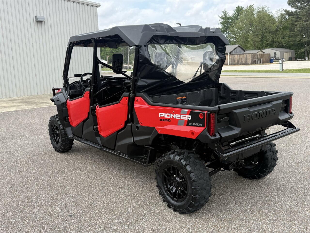 2023 Honda Pioneer 1000-6 Crew Deluxe   - Photo 5 - Martin, TN 38237