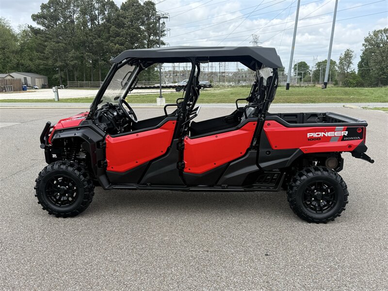 2023 Honda Pioneer 1000-6 Crew Deluxe   - Photo 4 - Martin, TN 38237