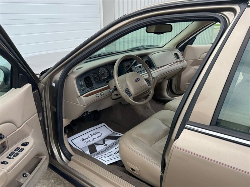2004 Ford Crown Victoria LX - Photo 2 - Martin, TN 38237