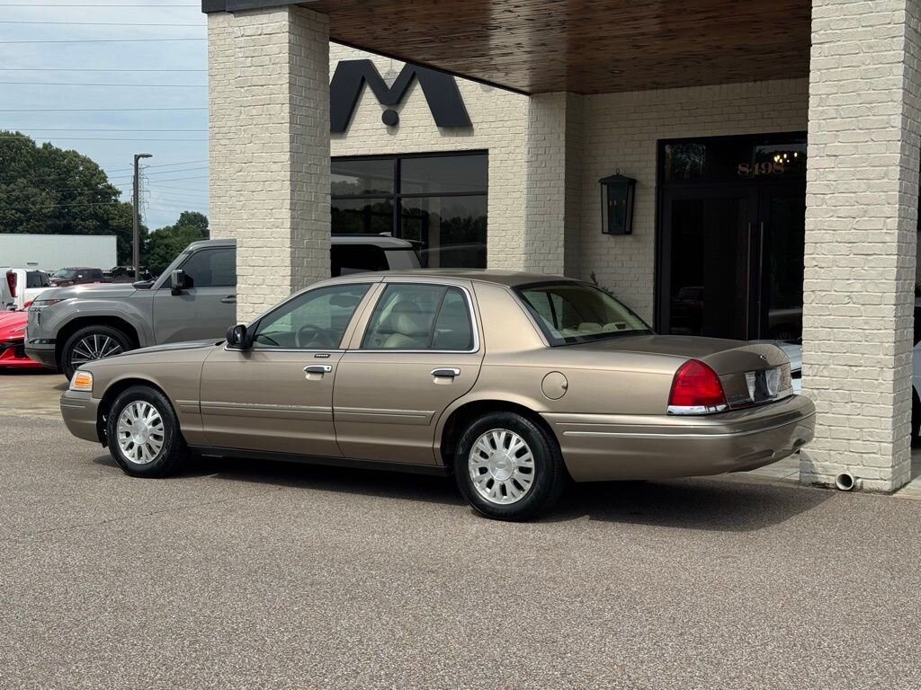2004 Ford Crown Victoria LX - Photo 9 - Martin, TN 38237