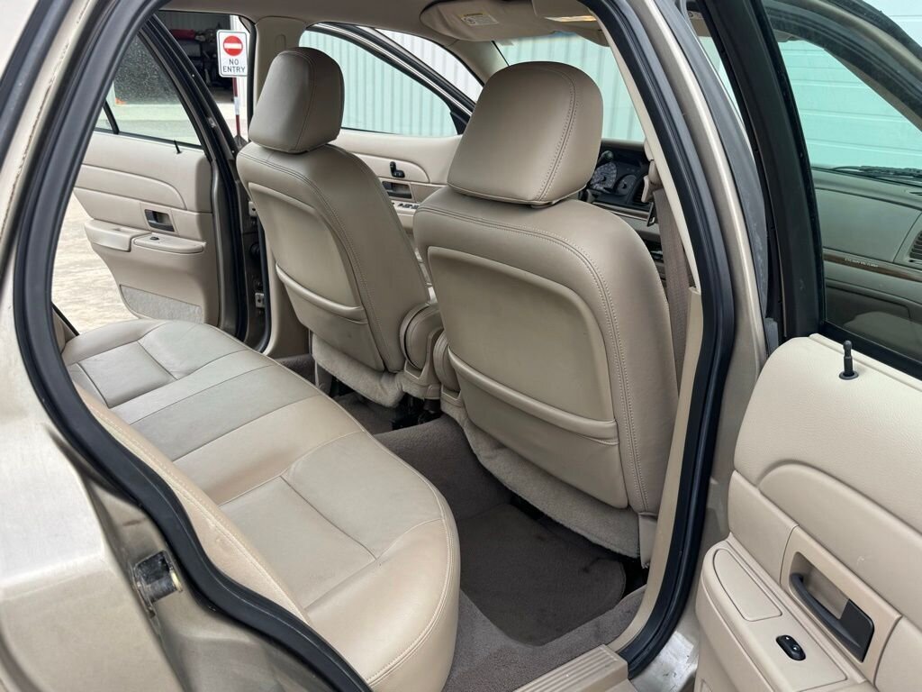 2004 Ford Crown Victoria LX - Photo 35 - Martin, TN 38237