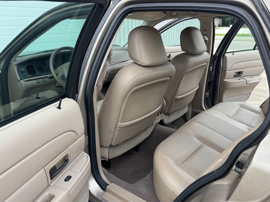 2004 Ford Crown Victoria LX - Photo 32 - Martin, TN 38237