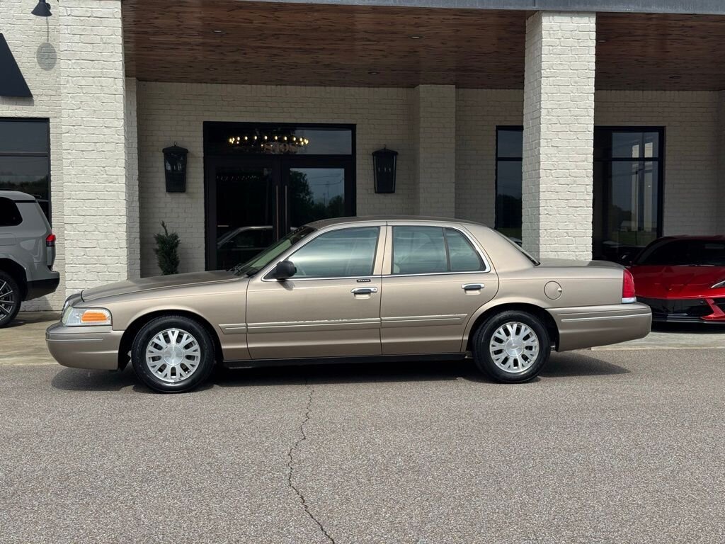 2004 Ford Crown Victoria LX - Photo 6 - Martin, TN 38237