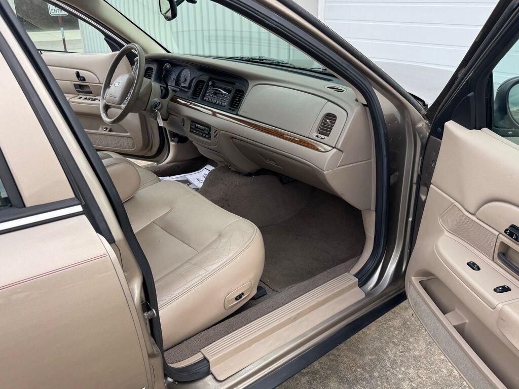 2004 Ford Crown Victoria LX - Photo 38 - Martin, TN 38237