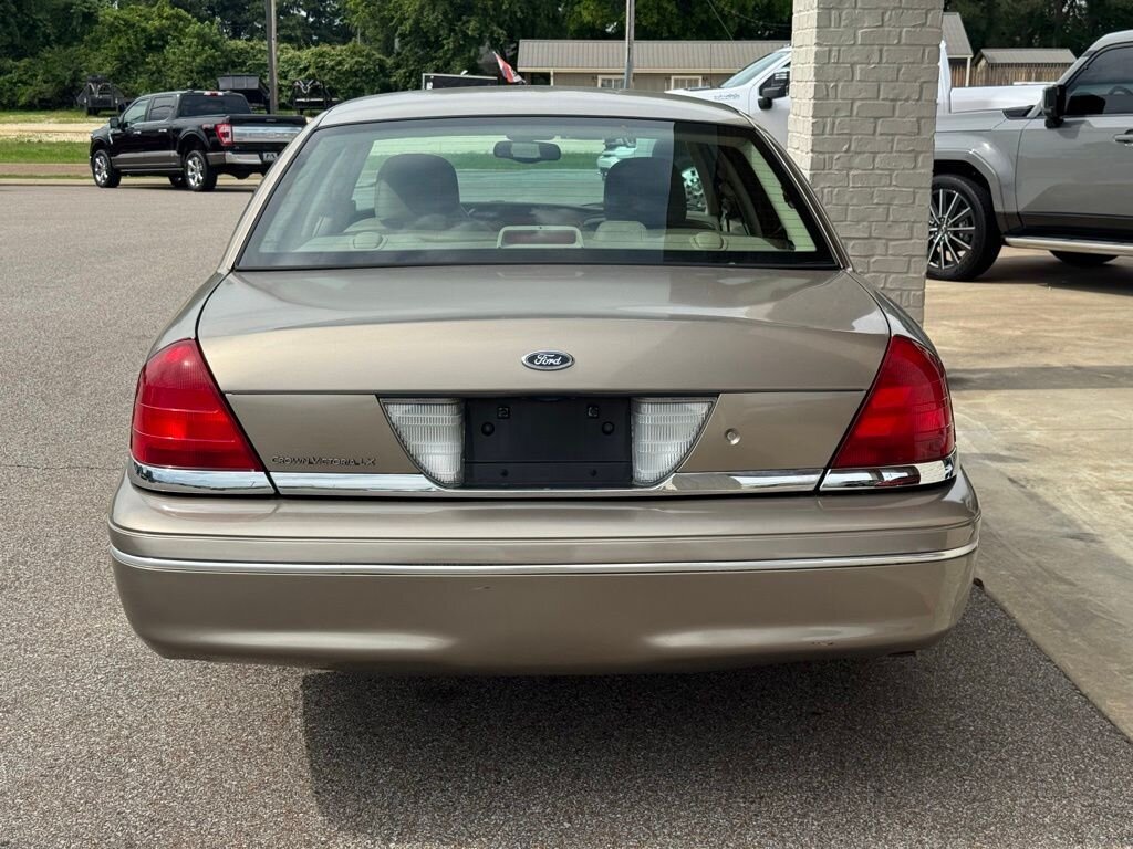 2004 Ford Crown Victoria LX - Photo 11 - Martin, TN 38237
