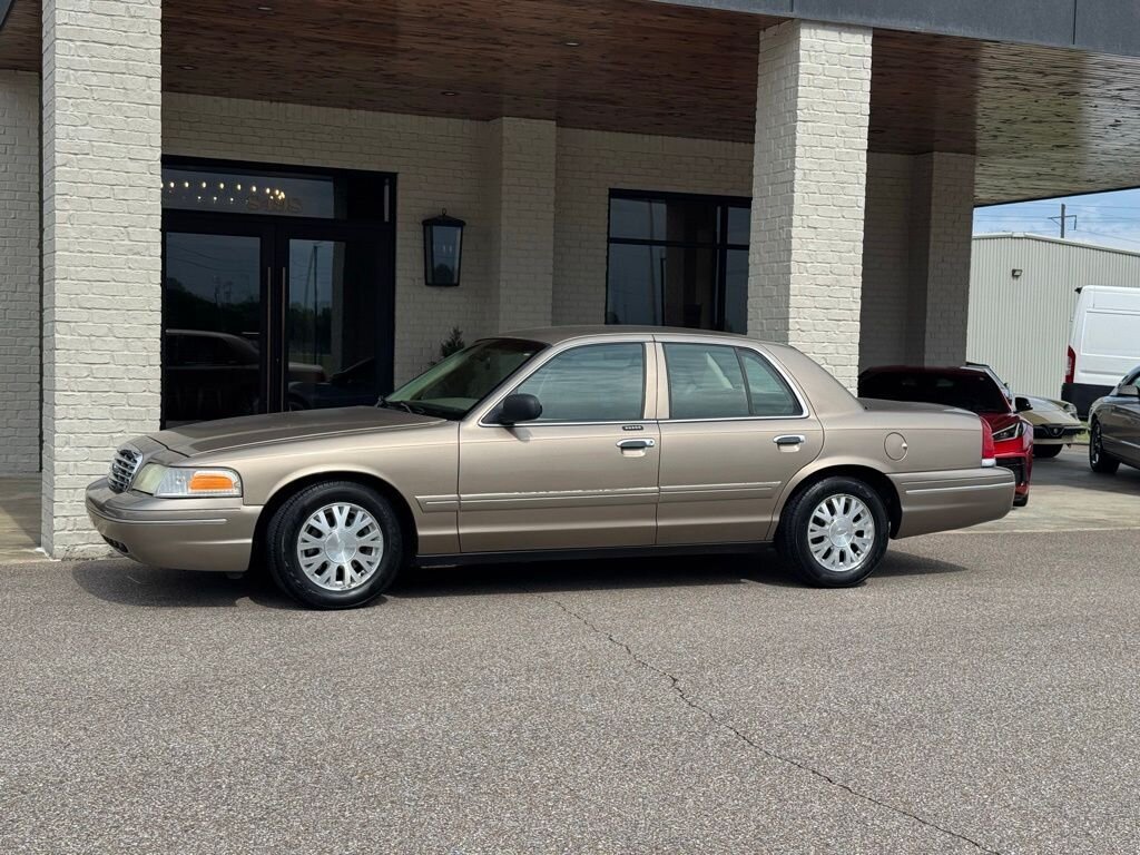 2004 Ford Crown Victoria LX - Photo 5 - Martin, TN 38237