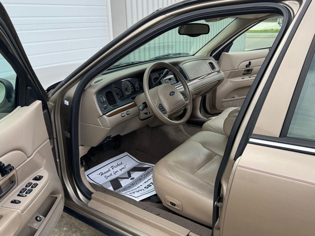2004 Ford Crown Victoria LX - Photo 21 - Martin, TN 38237