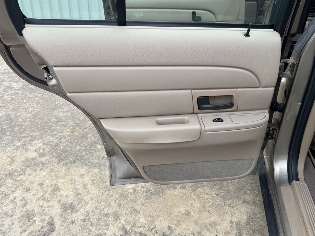 2004 Ford Crown Victoria LX - Photo 34 - Martin, TN 38237