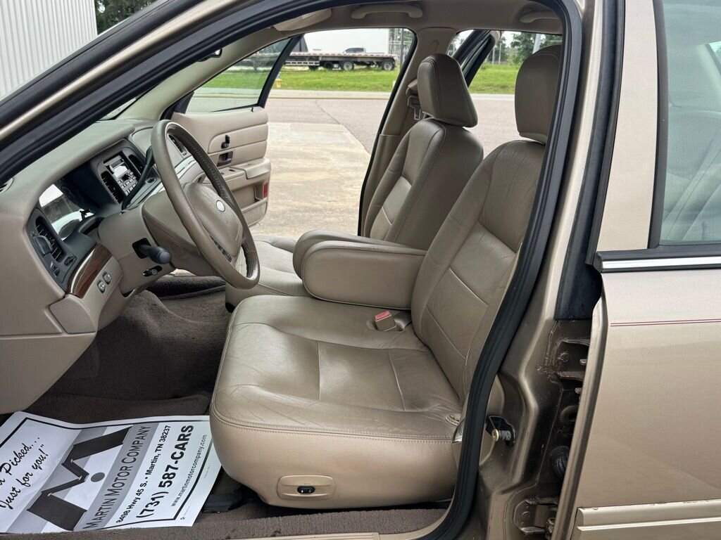 2004 Ford Crown Victoria LX - Photo 30 - Martin, TN 38237