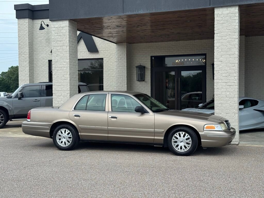 2004 Ford Crown Victoria LX - Photo 17 - Martin, TN 38237