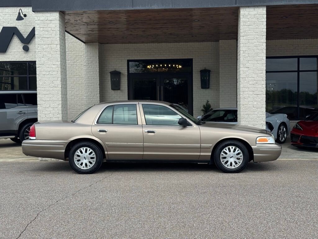 2004 Ford Crown Victoria LX - Photo 16 - Martin, TN 38237
