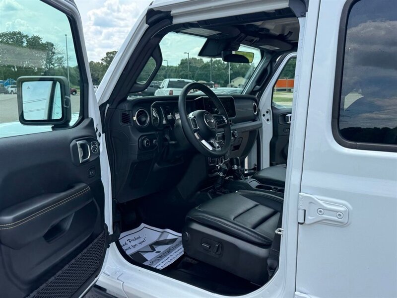 2024 Jeep Wrangler Sahara - Photo 2 - Martin, TN 38237