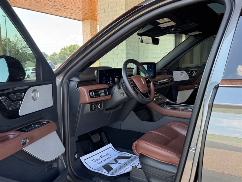 2025 Lincoln Aviator Reserve AWD   - Photo 2 - Martin, TN 38237