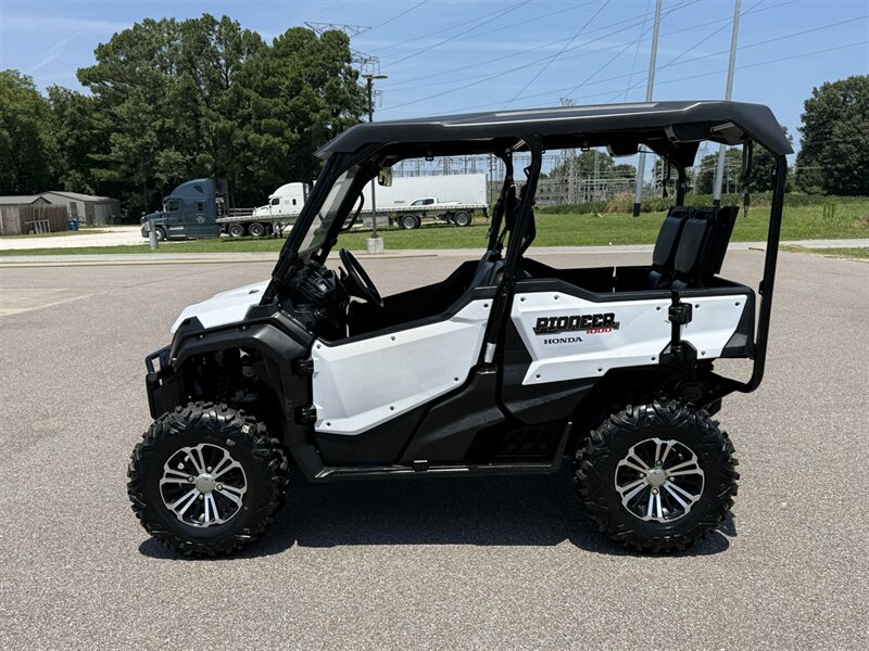 2016 Honda Pioneer 1000-5 Deluxe - Photo 4 - Martin, TN 38237