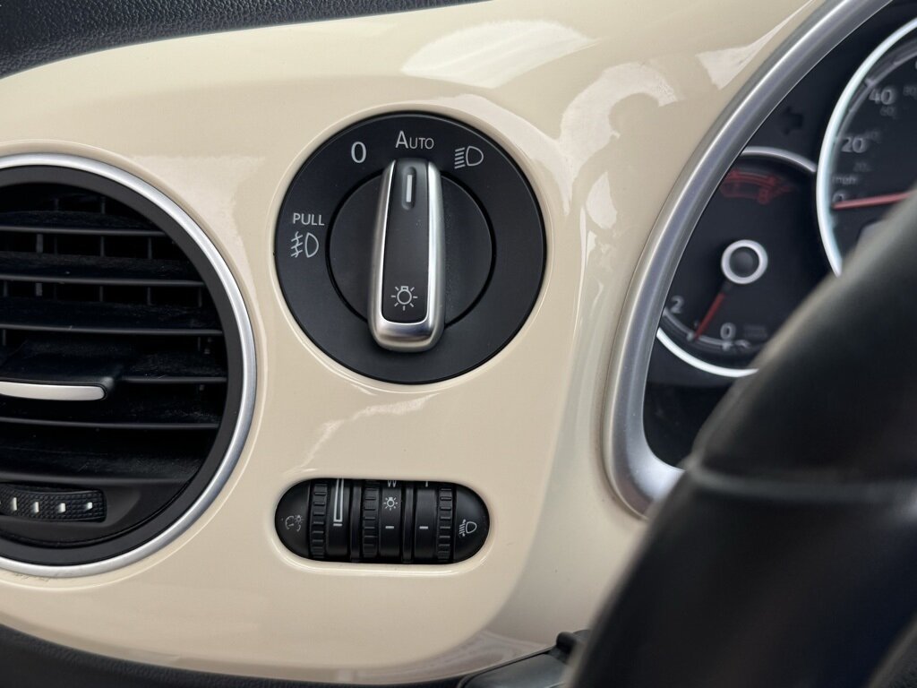 2019 Volkswagen Beetle Convertible Final Edition SEL photo 33