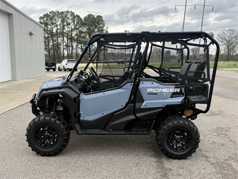2024 Honda Pioneer 1000-5 Deluxe   - Photo 4 - Martin, TN 38237