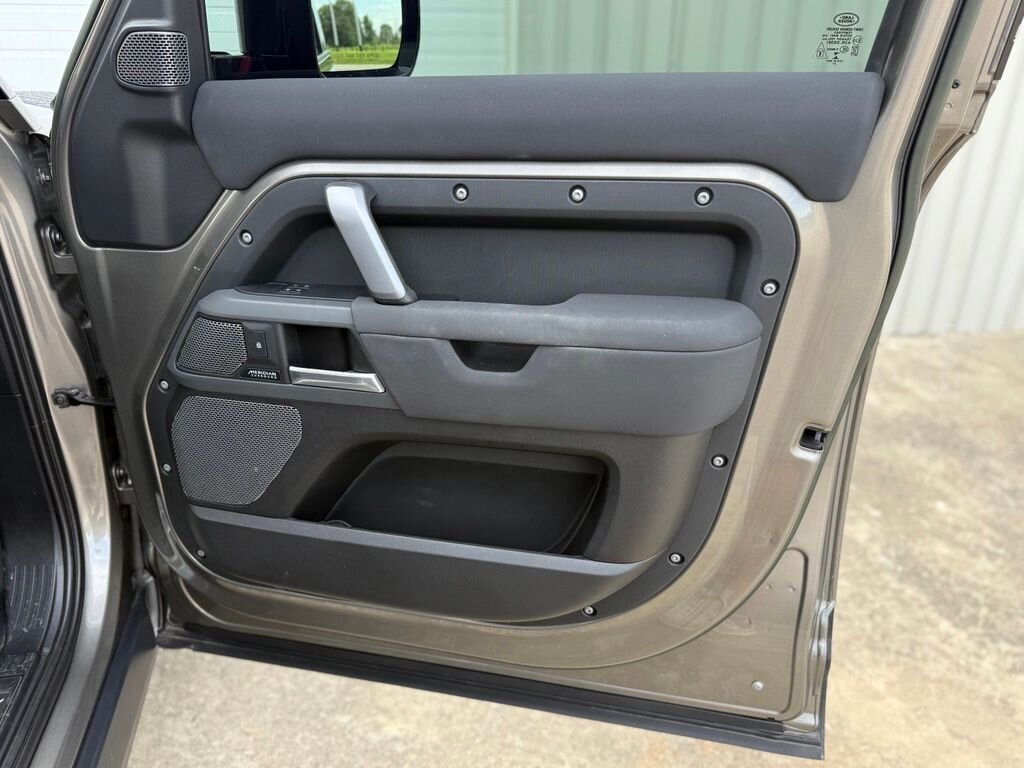 2023 Land Rover Defender X-Dynamic SE - Photo 42 - Martin, TN 38237