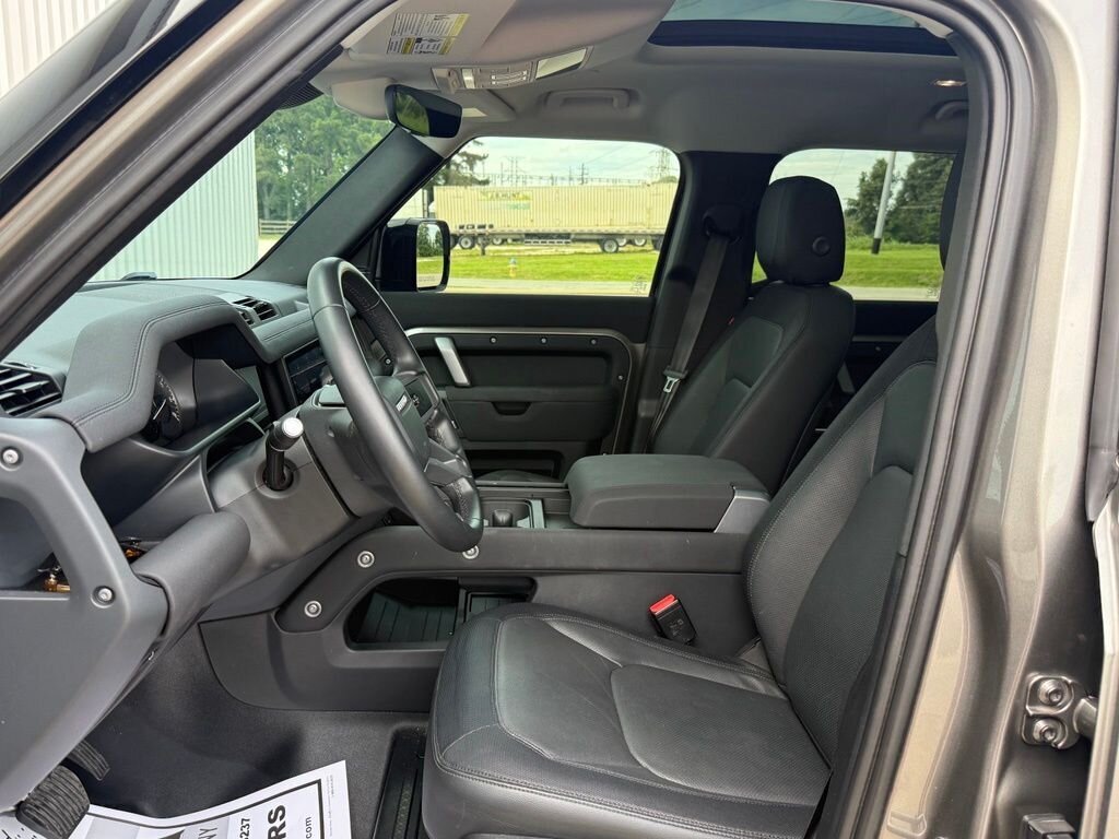 2023 Land Rover Defender X-Dynamic SE - Photo 22 - Martin, TN 38237