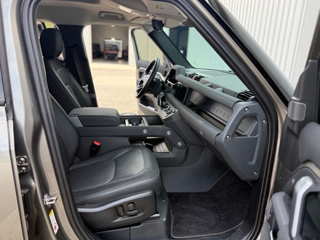 2023 Land Rover Defender X-Dynamic SE - Photo 40 - Martin, TN 38237
