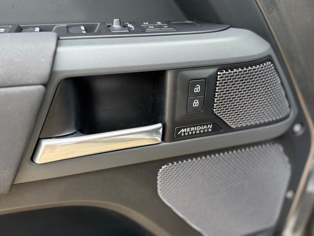 2023 Land Rover Defender X-Dynamic SE - Photo 32 - Martin, TN 38237