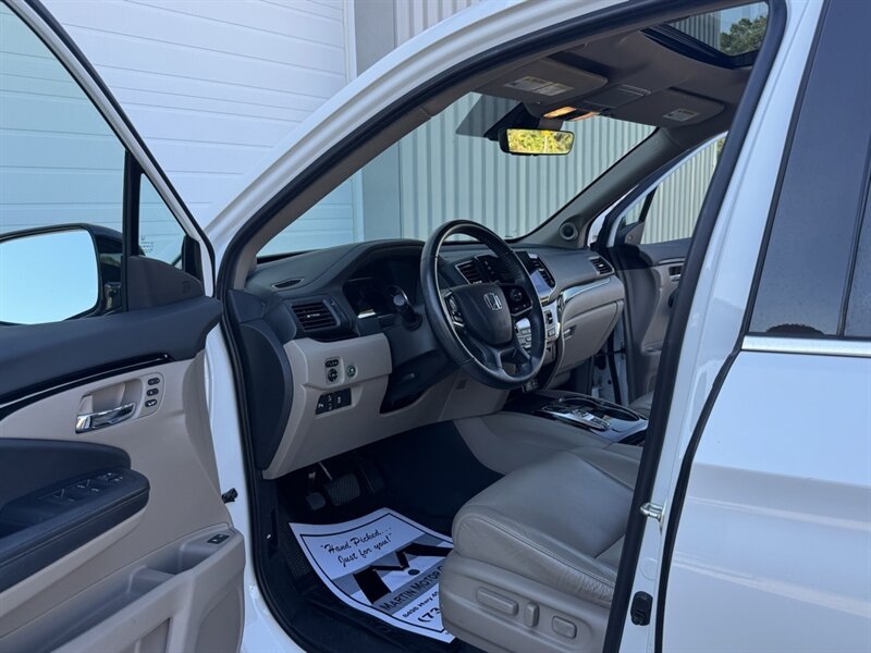 2020 Honda Pilot Touring 7 Passenger   - Photo 2 - Martin, TN 38237