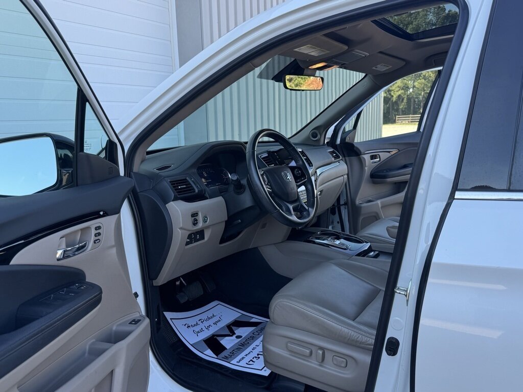 2020 Honda Pilot Touring 7 Passenger   - Photo 19 - Martin, TN 38237