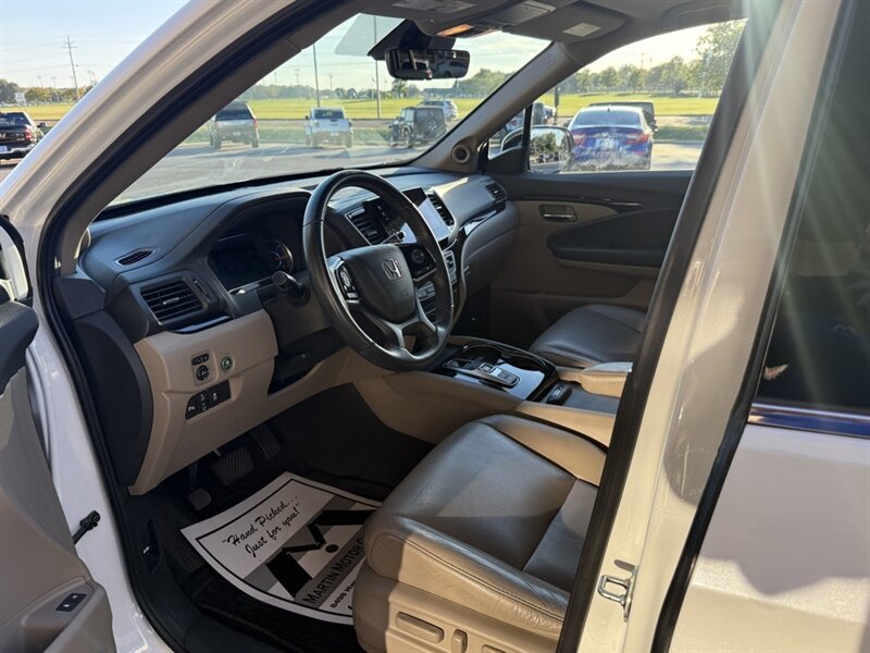 2020 Honda Pilot Touring 7 Passenger   - Photo 2 - Martin, TN 38237