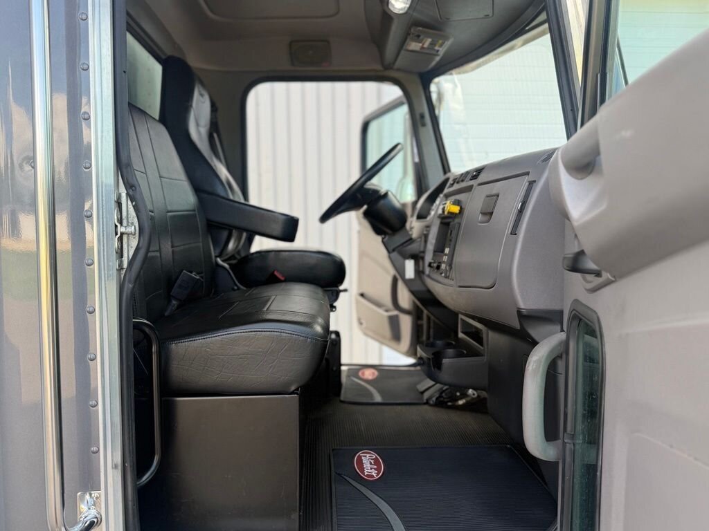 2020 Peterbilt 337 BOX   - Photo 31 - Martin, TN 38237
