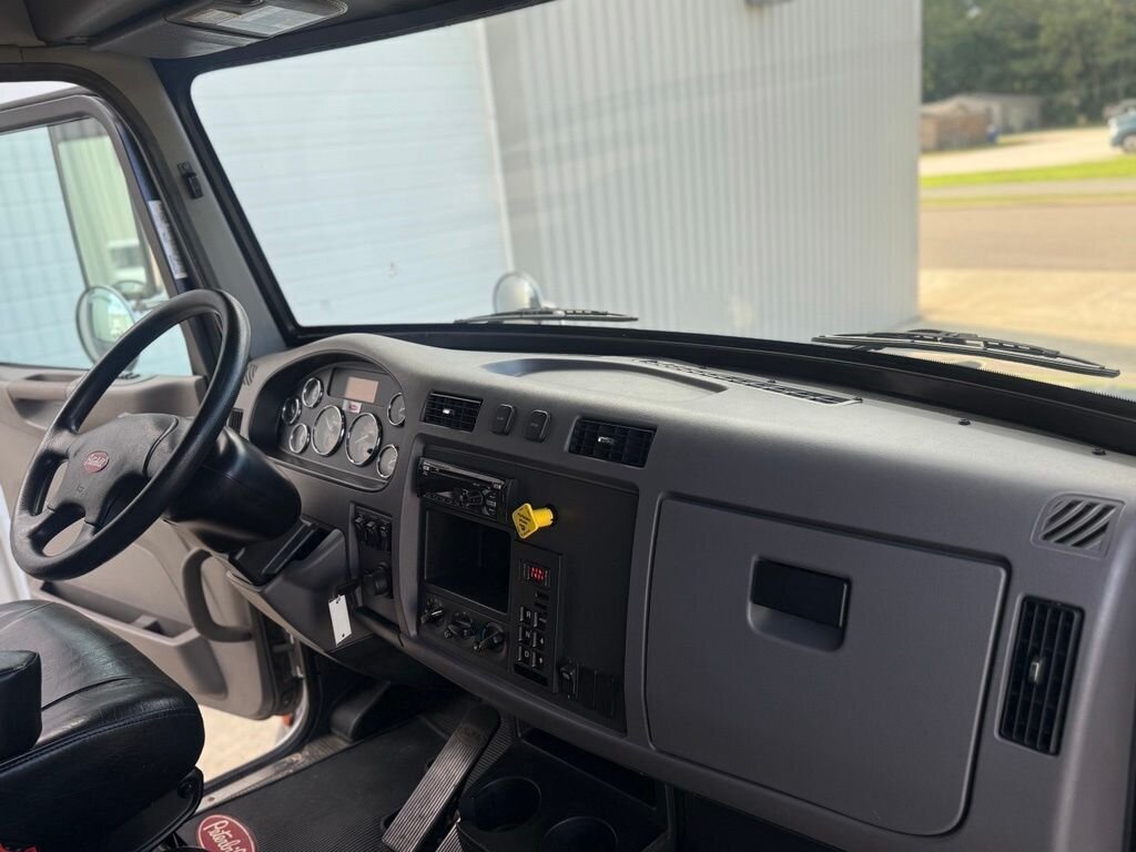 2020 Peterbilt 337 BOX   - Photo 34 - Martin, TN 38237